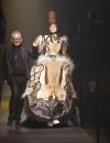 Jean Paul Gaultier et sa mariée bretonne lors de la fashion week haute couture qui s'est cloturée mercredi 8 juillet.