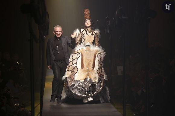 Jean Paul Gaultier et sa mariée bretonne lors de la fashion week haute couture qui s'est cloturée mercredi 8 juillet.