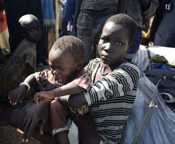 Une jeune femme tient un bébé dans les bras à Bentiu, la capitale de l'Etat de l'Unité au Soudan du Sud.