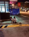 Le petit Daniel fait ses devoirs dans la rue sur lîle de  Cebu, aux Philippines. 