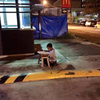 Ce petit garçon qui fait ses devoirs dans la rue bouleverse la planète