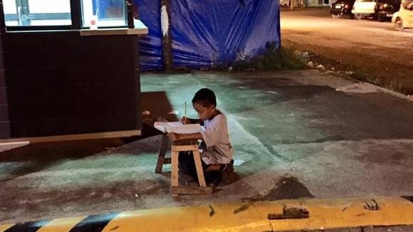 Ce petit garçon qui fait ses devoirs dans la rue bouleverse la planète