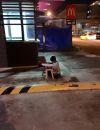 Une autre photo prise de Daniel dans les rues de Cebu devant un McDo