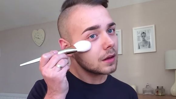 Il crée des tutos maquillage pour aider les hommes à camoufler leurs boutons