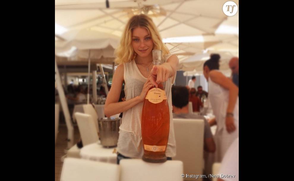 Nina Dobrev est prête à partager son magnum de rosé avec ses copines