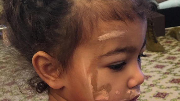 La petite North West maquillée comme sa mère Kim Kardashian : mignon ou choquant ?