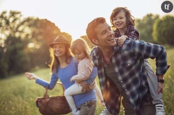 Faire une promenade est bon pour la santé et le bien-être de la famille