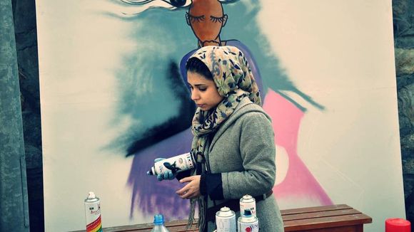 Cette street-artiste afghane utilise le graffiti pour pulvériser les normes