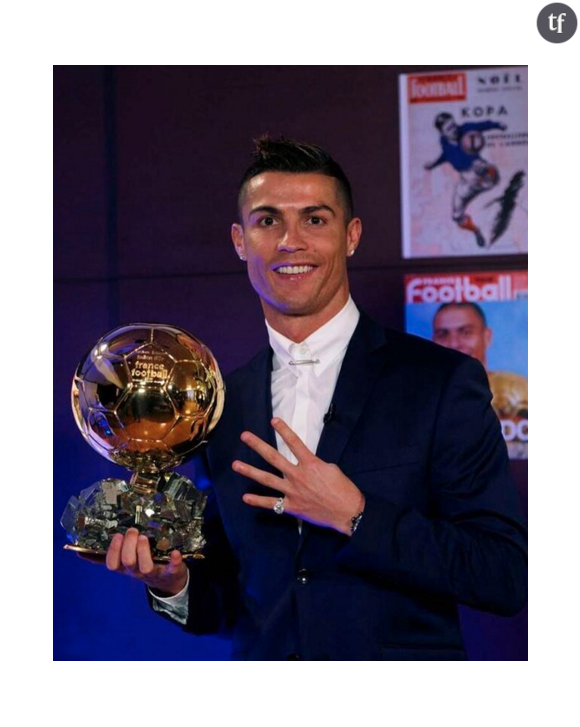 Cristiano Ronaldo reçoit le quatrième Ballon d'or de sa carrière