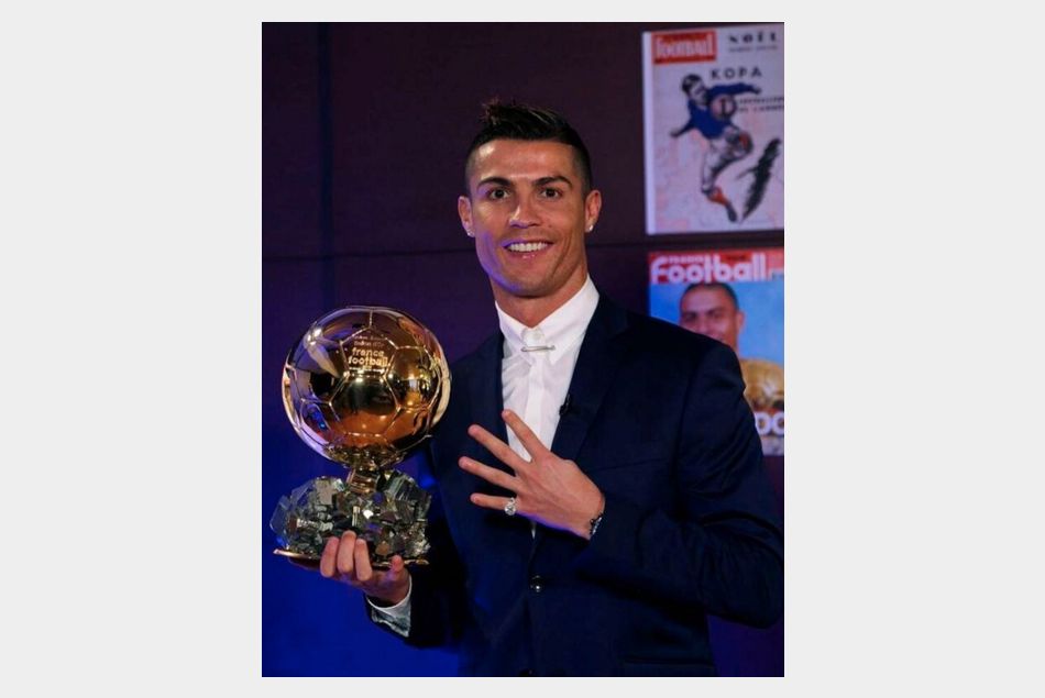 Cristiano Ronaldo reçoit le quatrième Ballon d'or de sa carrière