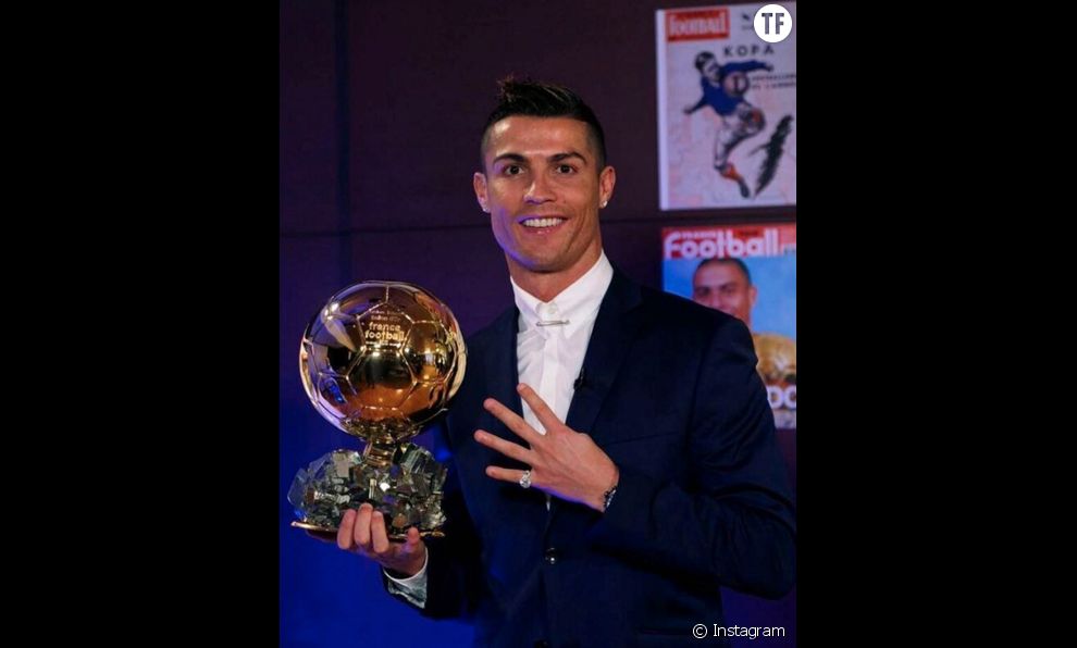 Cristiano Ronaldo reçoit le quatrième Ballon d&#039;or de sa carrière
