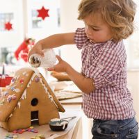 DIY de Noël : comment faire une maison en pain d'épice avec un enfant