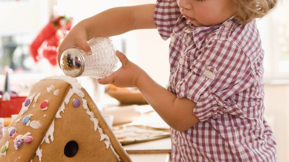 DIY de Noël : comment faire une maison en pain d'épice avec un enfant