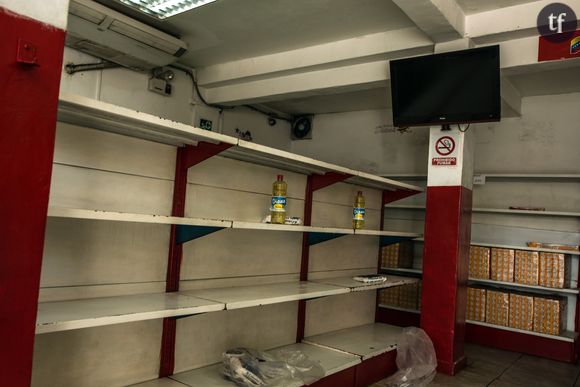 Des rayons vides dans un supermarché du Venezuela : les pénuries et l'inflation poussent les femmes à vendre leurs cheveux