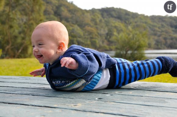 Un bébé pratiquant le yoga