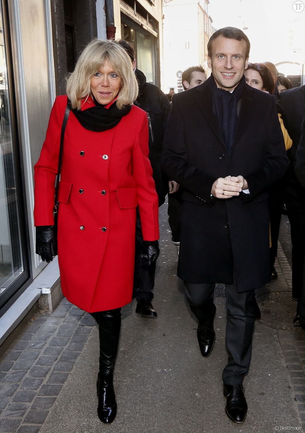  Emmanuel Macron et sa femme Brigitte Macron (Trogneux) visitent le marché Saint-Pierre à Clermont-Ferrand, France, le 7 janvier 2017 