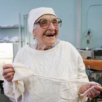 Cette grand-mère de 89 ans est la plus vieille chirurgienne au monde