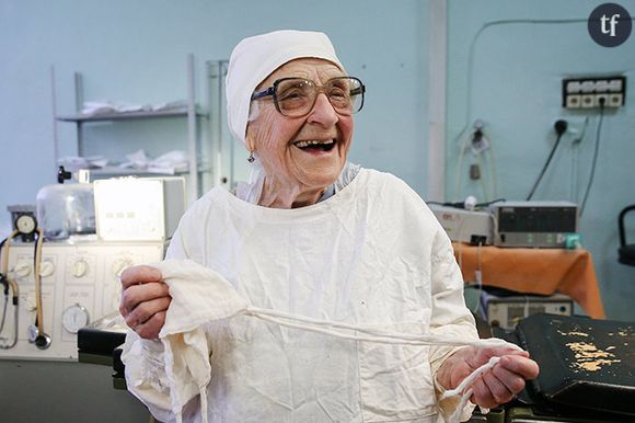 Cette grand-mère de 89 ans est la plus vieille chirurgienne en activité