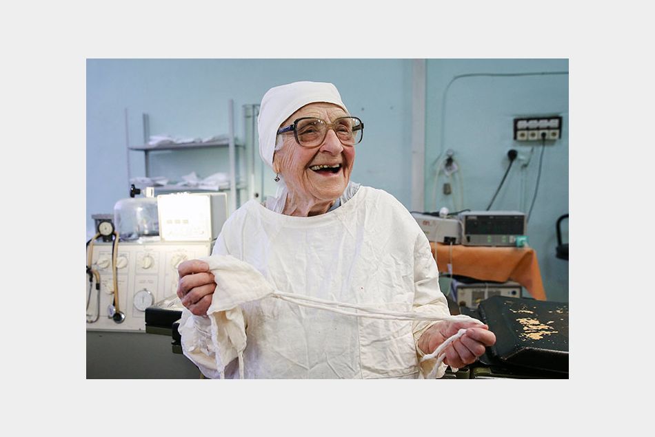 Cette grand-mère de 89 ans est la plus vieille chirurgienne en activité