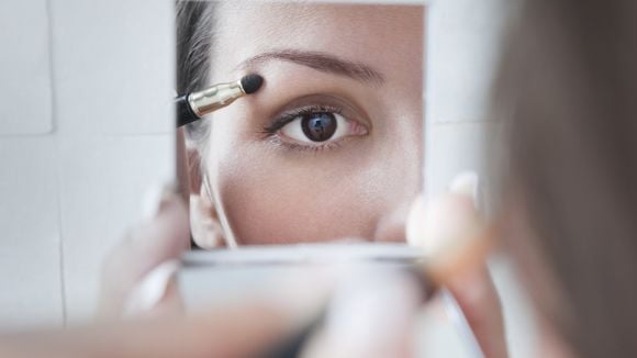 L'étonnante astuce du bouchon de Coca pour réussir son maquillage des yeux