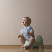 6 signes que votre bébé est prêt à aller sur le pot