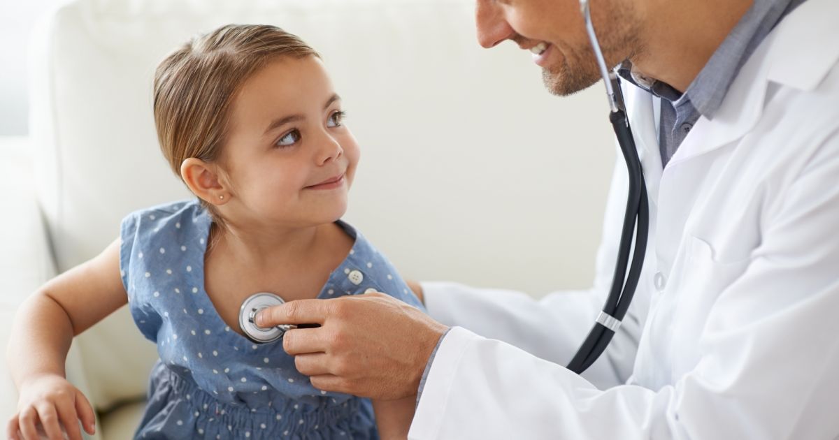 Pédiatre examine enfant avec stethoscope Stock Photo