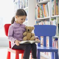 Ces peluches font des soirées-pyjama pour encourager les enfants à lire