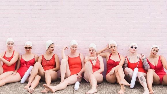 Une équipe de natation synchronisée crée un ballet sur les règles
