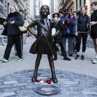 La photo d'un homme agressant la statue de la fillette de Wall Street crée un tollé