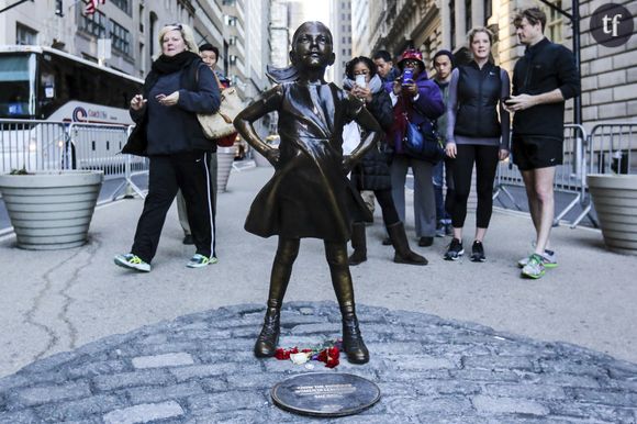 Cette photo d'un homme avec la statue de la petite fille de Wall Street crée un tollé