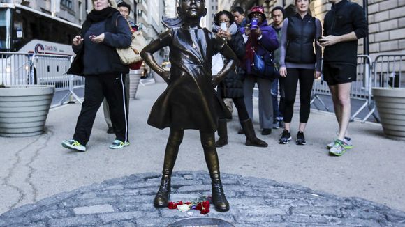 La photo d'un homme agressant la statue de la fillette de Wall Street crée un tollé