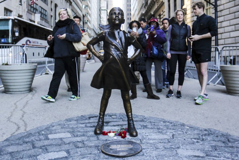 Cette photo d'un homme avec la statue de la petite fille de Wall Street crée un tollé