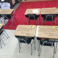 Cette prof a écrit sur le pupitre de ses élèves pour une (très) bonne raison
