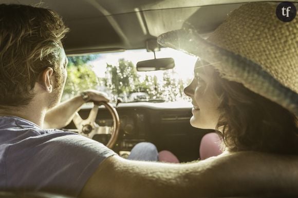 Couple amoureux en voiture