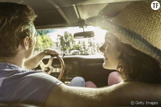 Couple amoureux en voiture