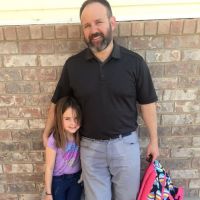 Pour soutenir sa fille, ce papa vient la chercher à l'école avec le pantalon mouillé