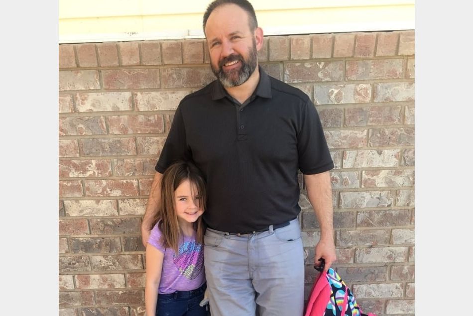 Pour soutenir sa fille, ce papa vient la chercher à l'école avec le pantalon mouillé