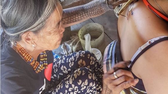 Cette Philippine de 100 ans est une reine du tatouage