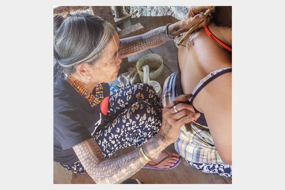 Cette Philippine de 100 ans est une reine du tatouage