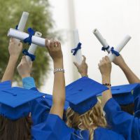 Des étudiantes en médecine priées de porter un "joli décolleté" pour la remise des diplômes