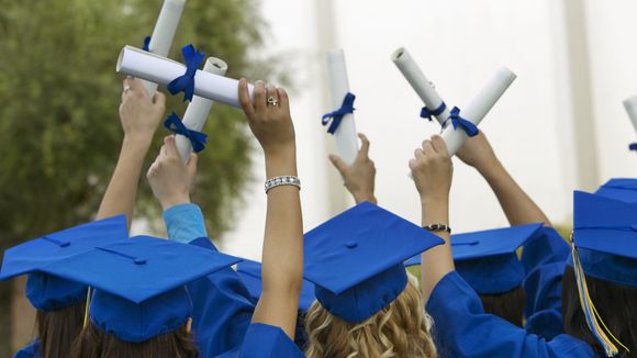 Des étudiantes en médecine priées de porter un "joli décolleté" pour la remise des diplômes