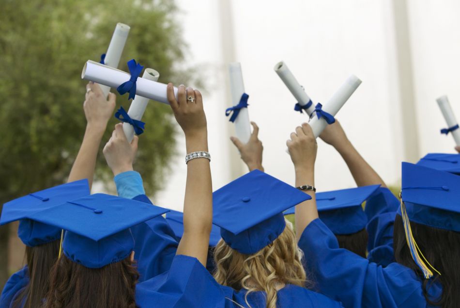 Des étudiantes en médecine priées de porter un "joli décolleté" pour la remise des diplômes