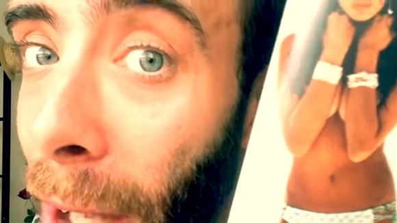 Le youtubeur Tristan Lopin feuillette la presse féminine et ça fait mal