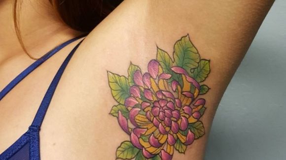 Le tatouage d'aisselle : la tendance qu'on n'avait pas vu venir