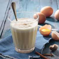 La recette du lait de poule au miel et à la cannelle