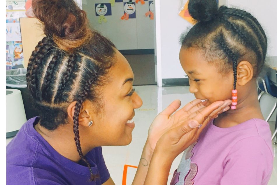Cette institutrice texane s'est coiffée comme sa petite élève pour l'encourager à s'aimer