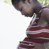 Au Ghana, des femmes prennent des pilules pour accoucher d'un bébé à la peau claire