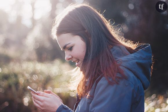 Adolescente avec son téléphone portable