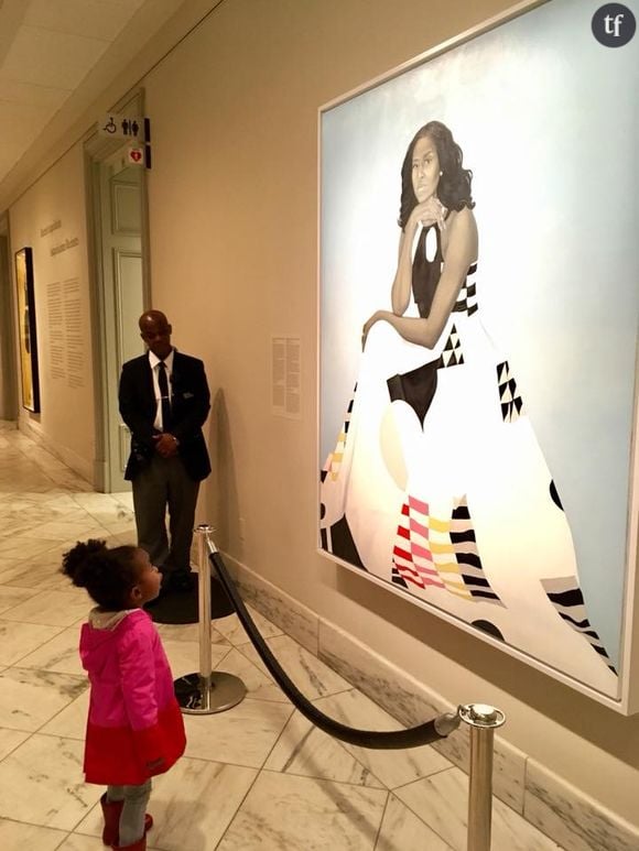 Cette petite fille subjuguée par un tableau de Michelle Obama fait fondre la planète