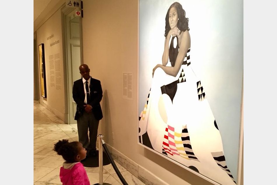 Cette petite fille subjuguée par un tableau de Michelle Obama fait fondre la planète